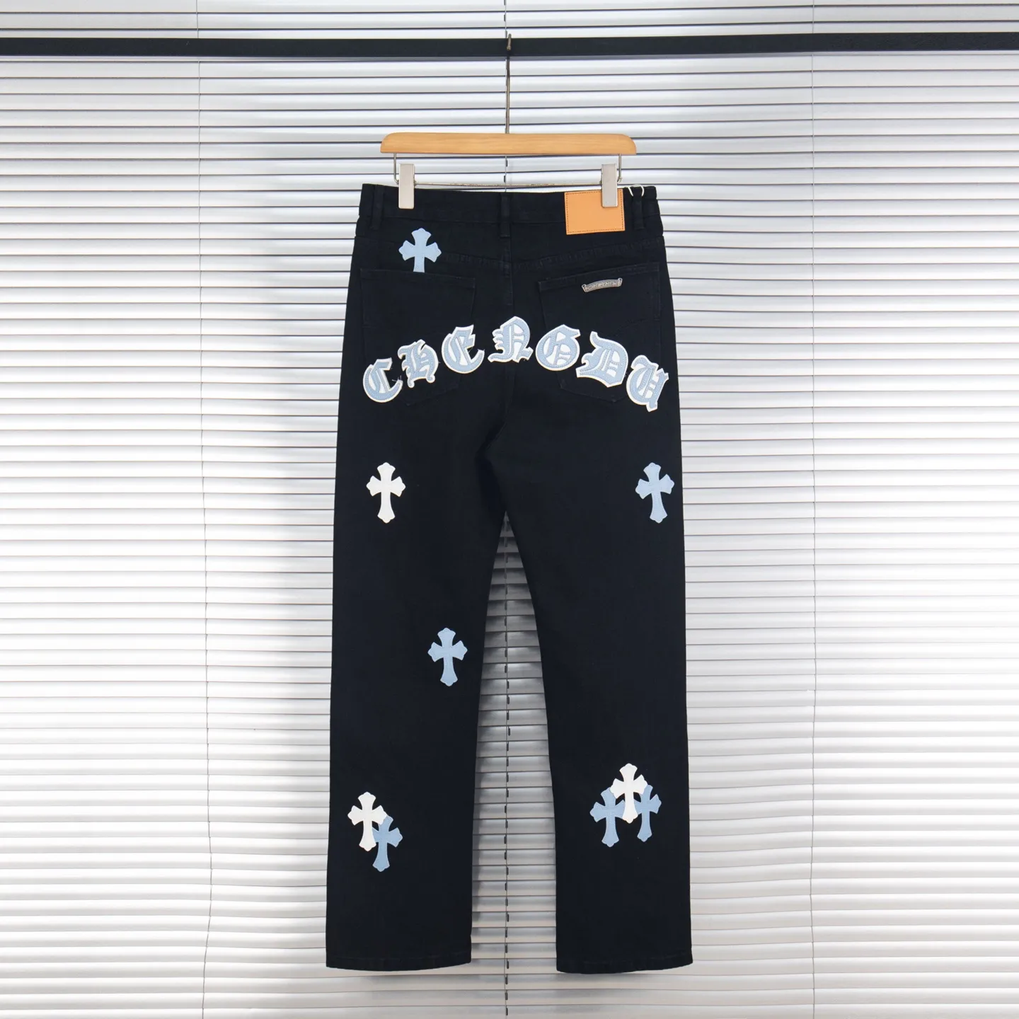 P260 Chrome Hearts Black Pants Sanskrit Blue and White Patch Leather Jeans CH jeans need to be washed before being dismantled and then hand-stitched with sheepskin cross leather and then spliced ​​together. The whole piece has too many craftsmanship to describe. The patches are decorated with cross patterns and the high-waisted washed jeans! ! Absolutely high-end luxury products, god-level single products and super popular products, made with top heavy industry, a must-see magic weapon. Customized hardware. The fabric is thick and soft after washing. It has good breathability. Customized small leather label. Unique design. The details are simple and elegant, and the workmanship is exquisite. The entire trousers are neatly routed and the details are in place! It’s so cool that both men and women can easily control the genderless trend! Style number: 1873# Color: black Size: 28 30 32 34
